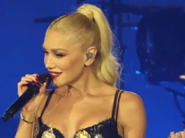 Gwen Stefani rilancia il trend underwear-as-outerwear con un look da palco ultra bold