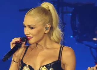 Gwen Stefani rilancia il trend underwear-as-outerwear con un look da palco ultra bold