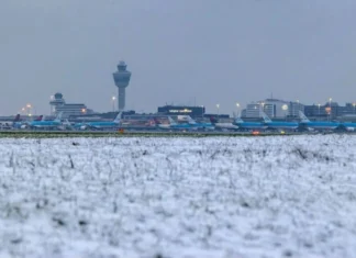 L’aeroporto di Amsterdam cancella almeno 700 voli a causa di neve e vento