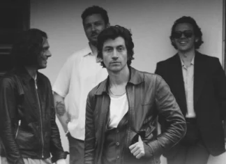 Gli Arctic Monkeys stanno tornando(?): in uscita oggi un singolo a sostegno di War Child