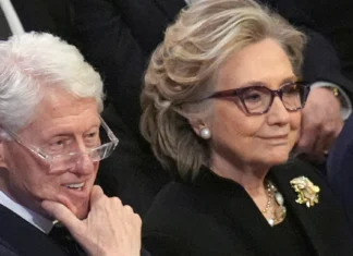 Hillary Clinton ha terminato la sua deposizione su Epstein, oggi tocca al marito: ecco cosa ha detto