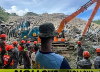 Un morto e decine di dispersi per una frana in una discarica, nelle Filippine