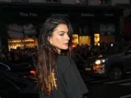 Anne Hathaway rilancia la side part (oversize): il beauty move Y2K che torna più cool che mai