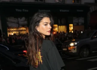 Anne Hathaway rilancia la side part (oversize): il beauty move Y2K che torna più cool che mai