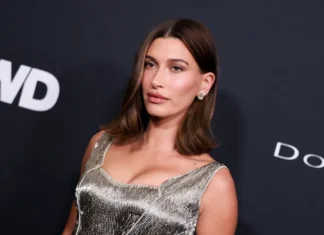 Hailey Bieber e quell’Armani Privé d’archivio che sembra venire dal futuro