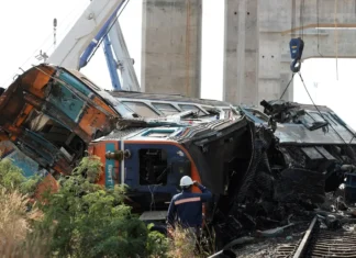 Thailandia, crolla una gru sopra un treno: almeno ventotto morti