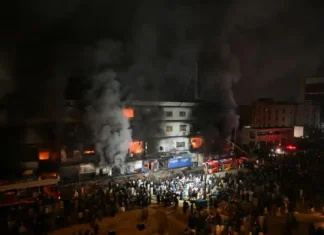 Grave incendio in un centro commerciale a Karachi, Pakistan: almeno quattordici morti e decine di dispersi