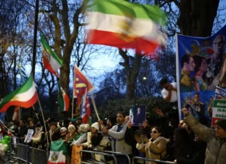 “Siete uno peggio dell’altro”: gli iraniani anti-regime sono delusi da Donald Trump