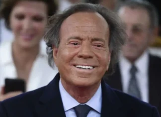 Due ex dipendenti di Julio Iglesias lo hanno accusato di violenza sessuale