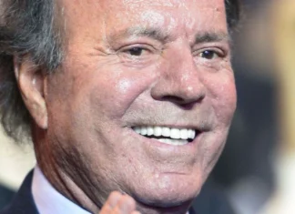 Julio Iglesias nega le accuse di abusi sessuali su due ex dipendenti