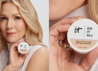 Jennie Garth è il nuovo volto di It Cosmetics (e riscrive le regole del glow over 40)