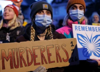 Decine di arresti e un agente di polizia ferito nelle proteste a Minneapolis contro l’ICE