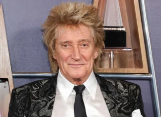 Rod Stewart attacca Donald Trump per aver insultato le truppe NATO in Afghanistan