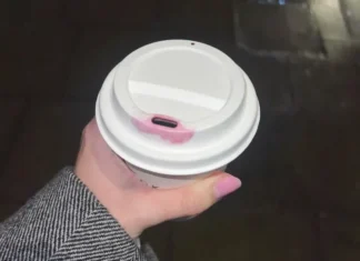 La babydoll manicure potrebbe essere la manicure più dolce dell’inverno 2026 (ed è approvata da Hailey Bieber)