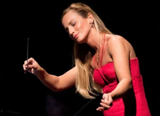Le proteste contro Beatrice Venezi proseguono anche durante il concerto di Capodanno