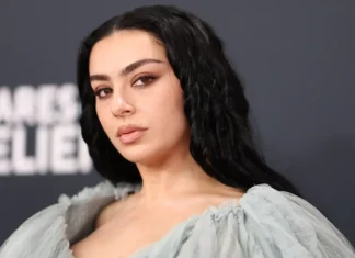 Con l’arrivo del docufilm The Moment, Charlie Xcx vuole lasciarsi definitivamente la Brat Era alle spalle Charlie xcx