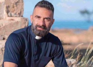 Chi è Don Cosimo Schena, il prete più amato del web Don Cosimo Schena