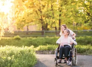 Cosa prevede il Ddl Caregiver (e perché siamo ancora lontani dalla tutela delle persone fragili)