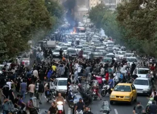 Le proteste in Iran si tingono di rosso: cresce il numero di morti e feriti