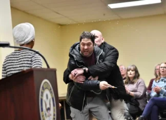 A Minneapolis la deputata dem Ilhan Omar è stata aggredita con una siringa