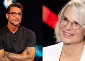 Fabrizio Corona senza filtri contro Maria De Filippi: “Si dichiarava lesbica? Con qualcuno di Buona Domenica sì. Lo sapeva anche Costanzo? Sì, ma lui non è che fosse il fedele tradizionale”