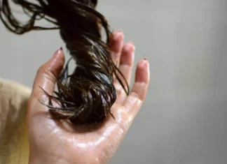 Hair oiling, non solo un trend su Tik Tok: come nasce il rituale hair oiling