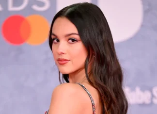 Olivia Rodrigo è apparsa a sorpresa a un open mic di New York, per la gioia dei fan Olivia Rodrigo