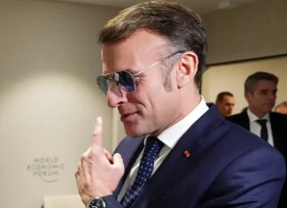 Volano le vendite dell’azienda (italiana) che produce gli occhiali indossati da Macron
