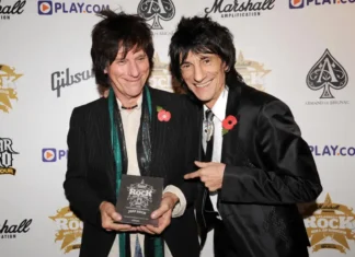 Ronnie Wood ha rivelato l’importanza di Jeff Beck nel suo futuro da bassista Ronnie Wood su Jeff Beck