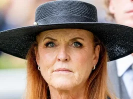Dopo lo scandalo, Sarah Ferguson (l’ex moglie del principe Andrea) è fuggita negli Emirati