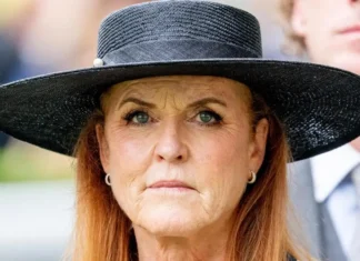 Dopo lo scandalo, Sarah Ferguson (l’ex moglie del principe Andrea) è fuggita negli Emirati
