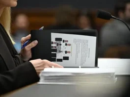 Pam Bondi sotto accusa per la cronologia delle ricerche dei membri del Congresso, scoperta da un fotografo in aula