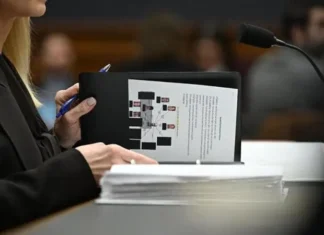 Pam Bondi sotto accusa per la cronologia delle ricerche dei membri del Congresso, scoperta da un fotografo in aula