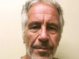 I dubbi sulla morte di Epstein, il dottor Michael Baden (presente all’autopsia) denuncia i suoi sospetti sul suicidio
