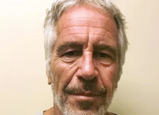 I dubbi sulla morte di Epstein, il dottor Michael Baden (presente all’autopsia) denuncia i suoi sospetti sul suicidio