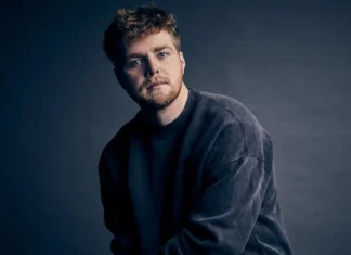 Alex Warren scherza sui problemi tecnici riscontrati durante la sua performance ai Grammy Awards 2026