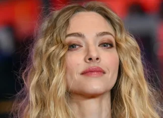 Amanda Seyfried serve princess energy a Berlino con un abito sheer e gioielli Tiffany da quasi 200 mila dollari
