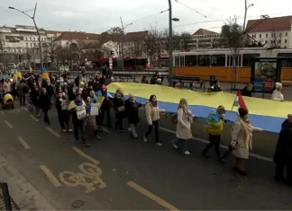 Budapest, manifestazione per mostrare vicinanza al popolo ucraino: “vogliamo solo la fine dell’aggressione” Budapest Manifestazione - Photo Credits Euronews.com