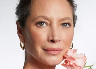 Christy Turlington x Lancôme: quando la bellezza adulta diventa il nuovo power move