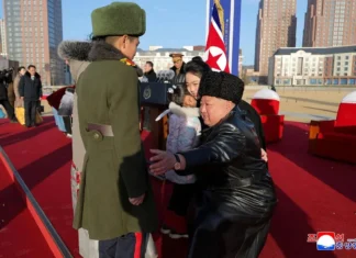 Kim Jong-un ha inaugurato gli alloggi per le famiglie dei nordcoreani uccisi nella guerra in Ucraina