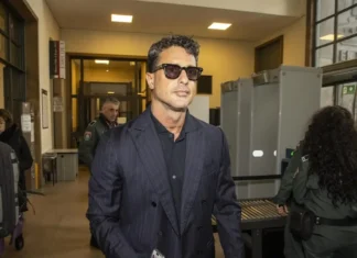 Fabrizio Corona annuncia “due grandi progetti” e parla di un possibile suo partito politico dal nome “Falsissimo”