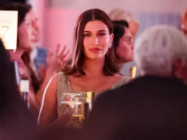 Hailey Bieber posa senza top e indossa solo una scultura Blumarine: il look più virale del 2026