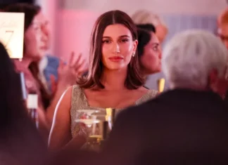 Hailey Bieber posa senza top e indossa solo una scultura Blumarine: il look più virale del 2026