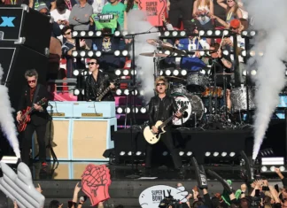 I Green Day scaldano il pubblico del Super Bowl: niente appelli politici, ma a parlare chiaro è la loro musica