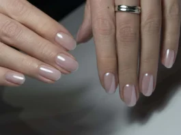 Le lip gloss nails sono la manicure glossy e trasparente che sta dominando il 2026 (e sì, c’entra il makeup)
