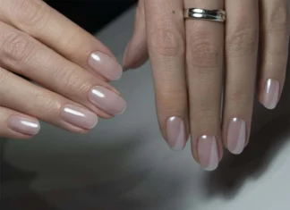 Le lip gloss nails sono la manicure glossy e trasparente che sta dominando il 2026 (e sì, c’entra il makeup)