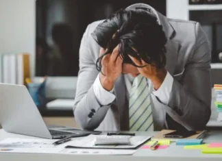 “Il lavoro nobilita l’uomo”, ma è solo una storia inventata Lavoro Nobilita - Photo Credits Fanpage