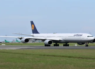 Lufthansa ha annunciato la cancellazione di ventimila voli da qui a ottobre, per risparmiare carburante