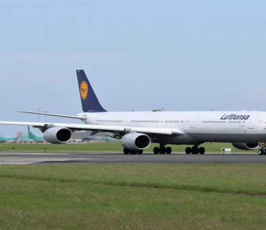 Lufthansa ha annunciato la cancellazione di ventimila voli da qui a ottobre, per risparmiare carburante