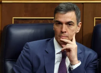 Elon Musk ha definito Pedro Sánchez un “tiranno”, a causa del suo piano per vietare ai minori di sedici anni l’uso dei social media